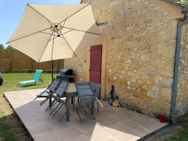 Extérieur du gîte avec sa piscine, le jardin et sa terrasse