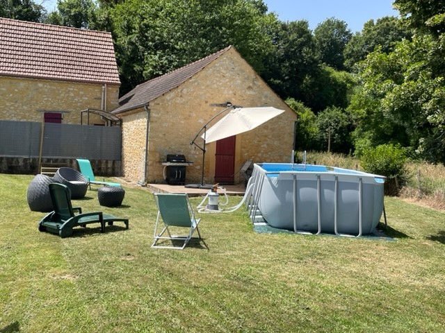 Le gîte du gaverdier vue d'extérieur avec sa piscine