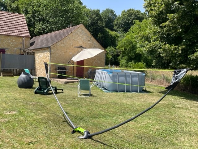 Extérieur du gîte avec sa piscine, le jardin et sa terrasse