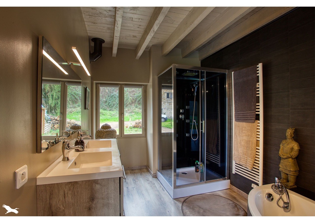 Salle de bain du gîte la maison du Gaverdier avec sa douche et sa baignoire