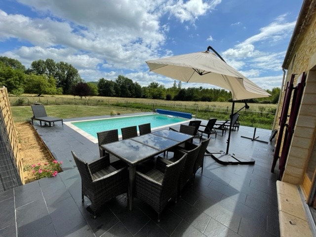 Extérieur du gîte la maison du Gaverdier avec sa grande terrasse et sa piscine