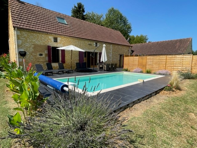 le gîte du Gaverdier vue d'extérieur avec sa piscine, et sa terrasse