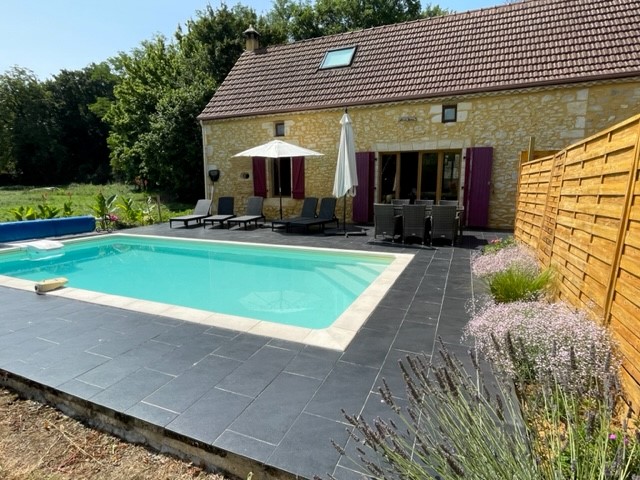 Extérieur du gîte la maison du Gaverdier avec sa grande terrasse et sa piscine