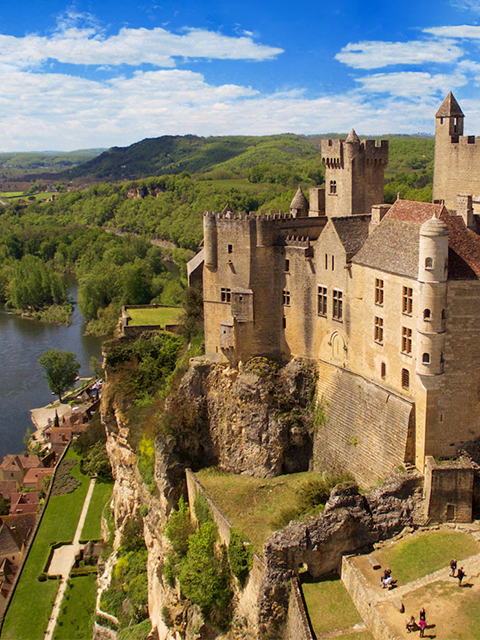 village périgourdin de Beynac-et-Cazenac, le château de Beynac vous propose une expérience immersive dans l'histoire